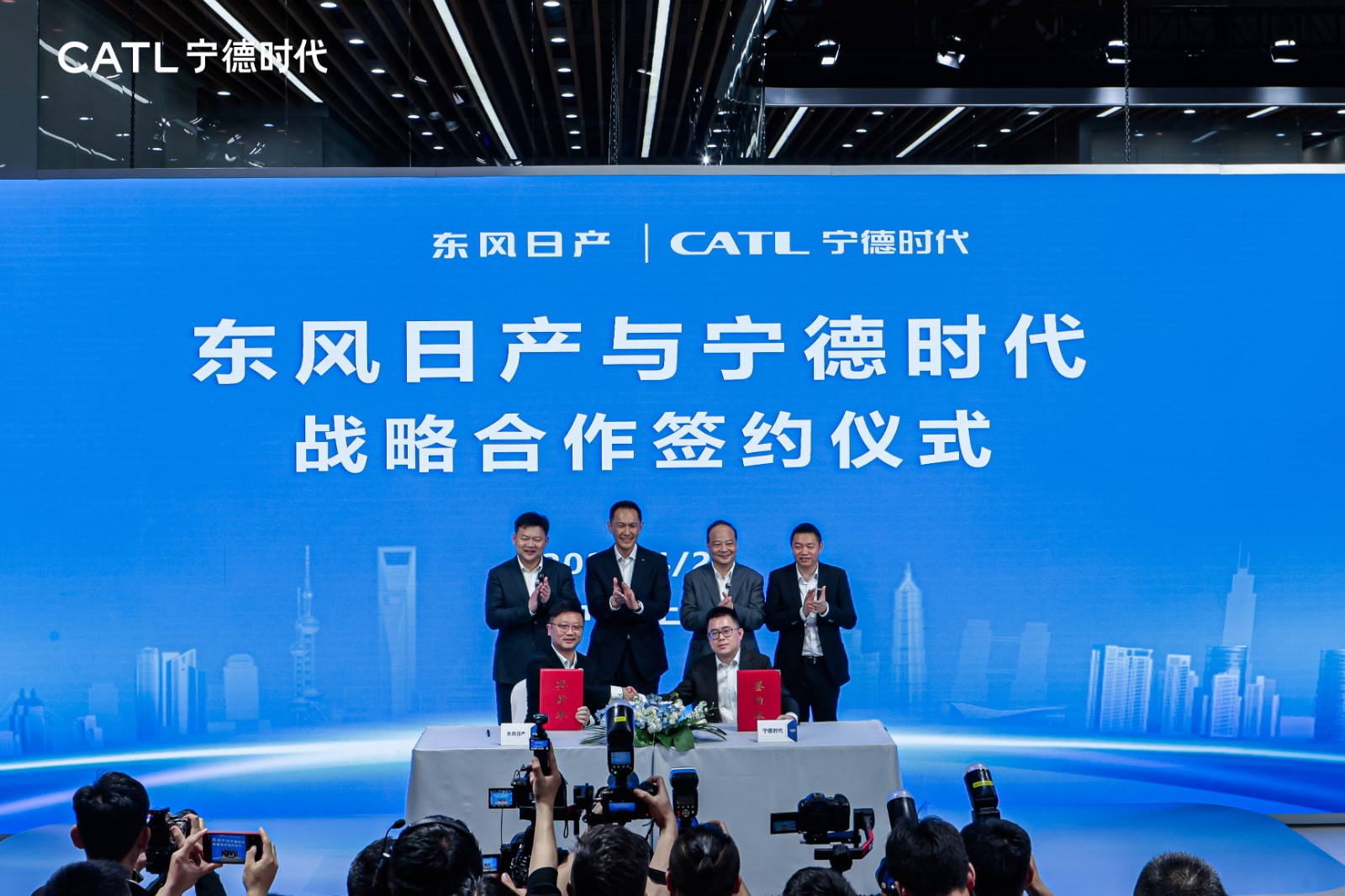 東風日產(chǎn)簽約.JPG